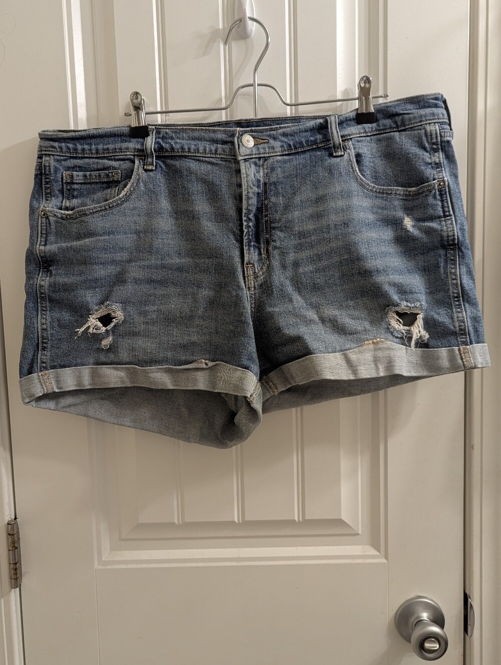 Old Navy Mid-Rise Boyfriend Medium-Light Blue Distressed Denim Shorts